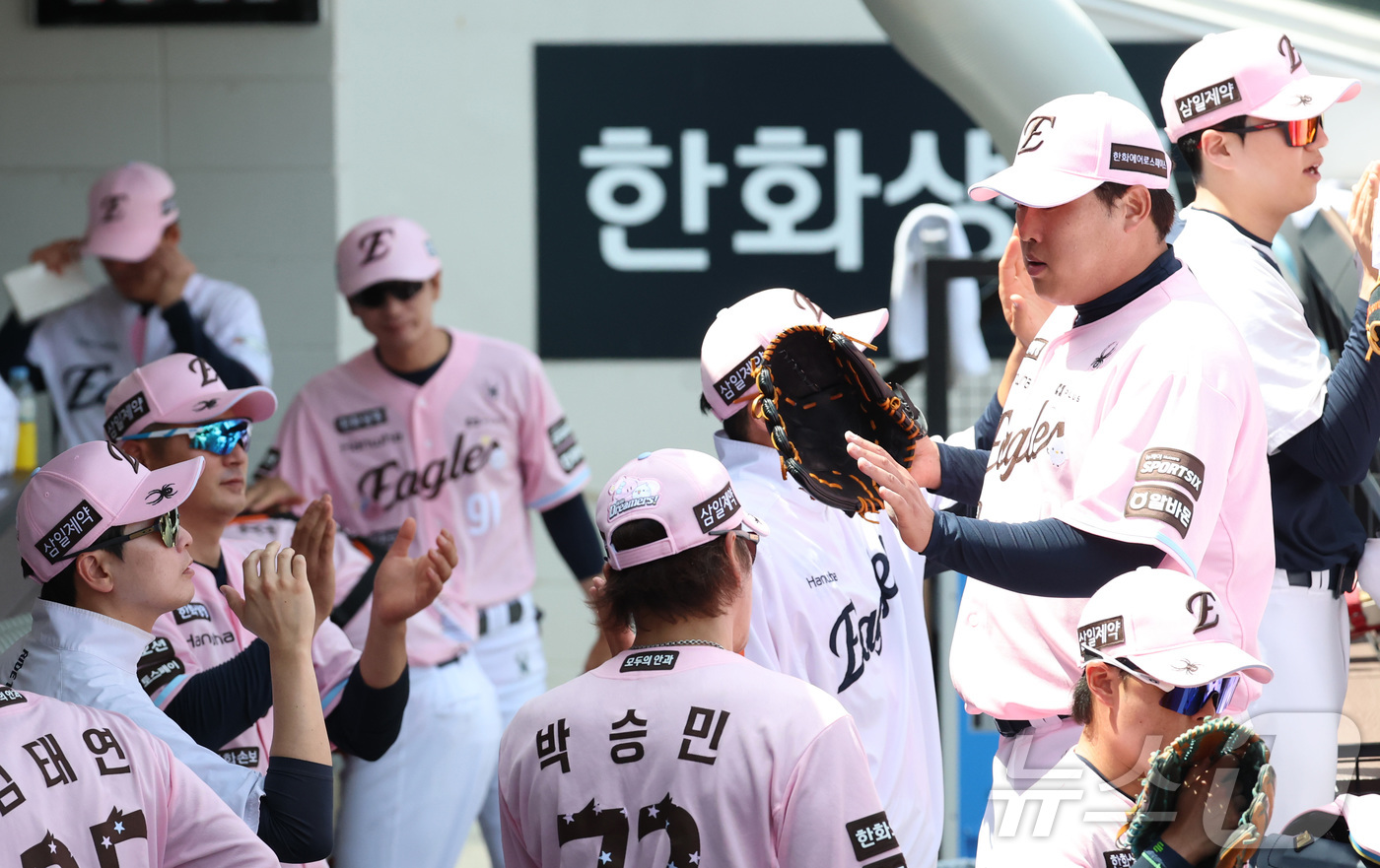 (대전=뉴스1) 김기남 기자 = 24일 대전 한화생명볼파크에서 열린 2026 신한 SOL KBO리그 두산 베어스와와 한화 이글스의 경기에서 한화 류현진이 4회 무실점 호투하며 더그 …