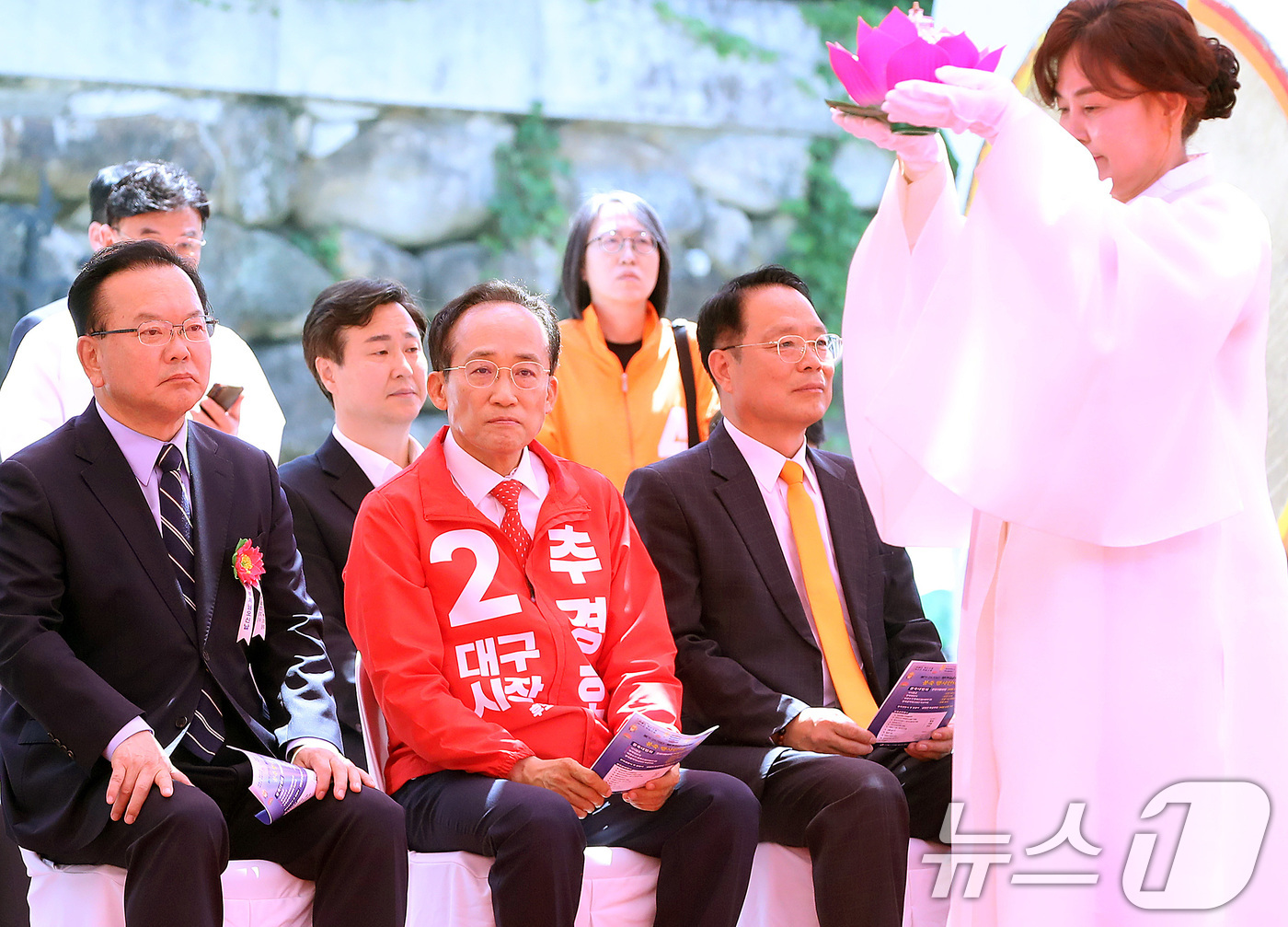 (대구=뉴스1) 공정식 기자 = 김부겸 더불어민주당 대구시장 후보, 추경호 국민의힘 대구시장 후보, 이수찬 개혁신당 대구시장 후보(왼쪽부터)가 24일 불기 2570년 부처님오신날을 …