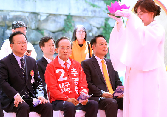 부처님오신날 동화사 찾은 대구시장 후보