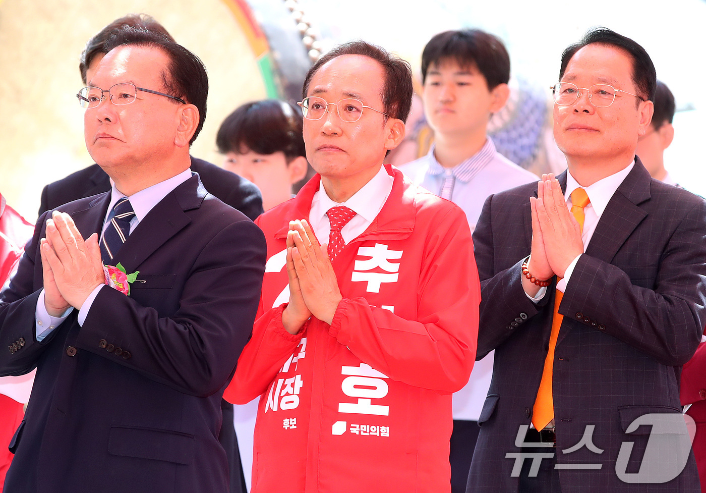 (대구=뉴스1) 공정식 기자 = 김부겸 더불어민주당 대구시장 후보, 추경호 국민의힘 대구시장 후보, 이수찬 개혁신당 대구시장 후보(왼쪽부터)가 24일 불기 2570년 부처님오신날을 …