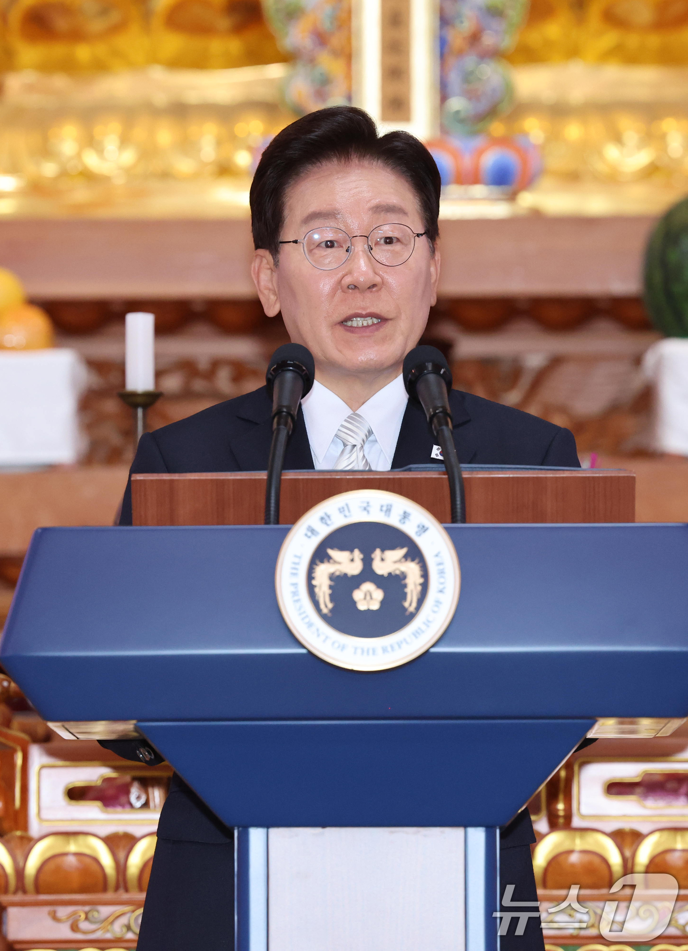 (양주=뉴스1) 이재명 기자 = 이재명 대통령이 24일 경기도 양주시의 한 사찰에서 열린 불기 2570년 부처님오신날 봉축법요식에서 축사를 하고 있다. (청와대통신사진기자단) 20 …
