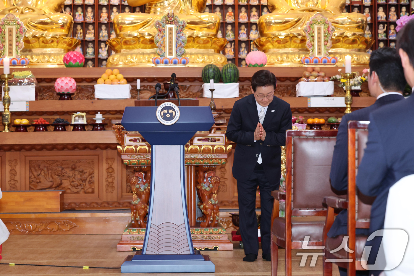(양주=뉴스1) 이재명 기자 = 이재명 대통령이 24일 경기도 양주시의 한 사찰에서 열린 불기 2570년 부처님오신날 봉축법요식에서 축사를 마친 후 인사하고 있다. (청와대통신사진 …
