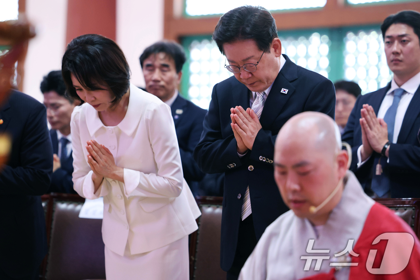 (양주=뉴스1) 이재명 기자 = 이재명 대통령과 김혜경 여사가 24일 경기도 양주시의 한 사찰에서 열린 불기 2570년 부처님오신날 봉축법요식에서 합장하고 있다. (청와대통신사진기 …