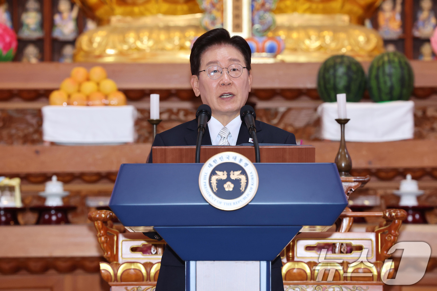 (양주=뉴스1) 이재명 기자 = 이재명 대통령이 24일 경기도 양주시의 한 사찰에서 열린 불기 2570년 부처님오신날 봉축법요식에서 축사를 하고 있다. (청와대통신사진기자단) 20 …