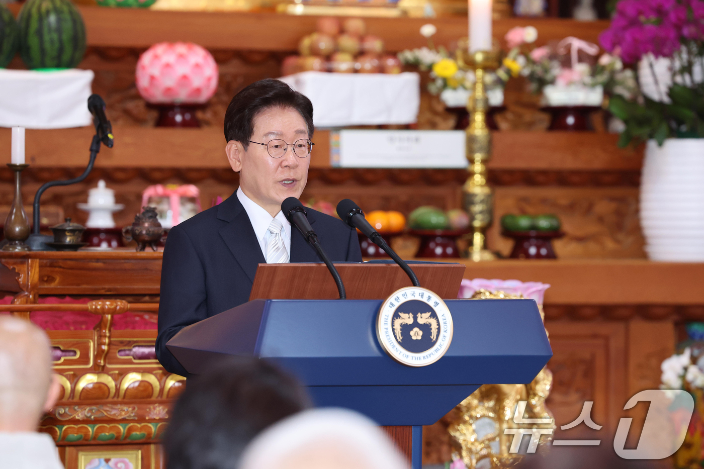 (양주=뉴스1) 이재명 기자 = 이재명 대통령이 24일 경기도 양주시의 한 사찰에서 열린 불기 2570년 부처님오신날 봉축법요식에서 축사를 하고 있다. (청와대통신사진기자단) 20 …
