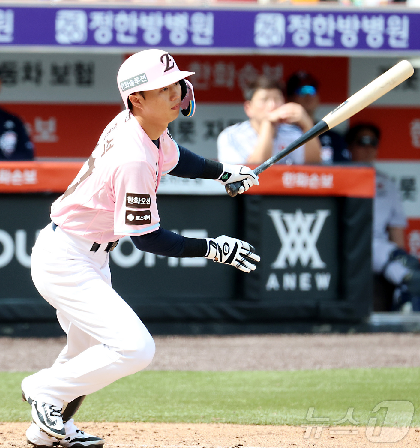 (대전=뉴스1) 김기남 기자 = 24일 대전 한화생명볼파크에서 열린 2026 신한 SOL KBO리그 두산 베어스와와 한화 이글스의 경기에서 5회말 한화 이원석이 추가득점 안타를 치 …