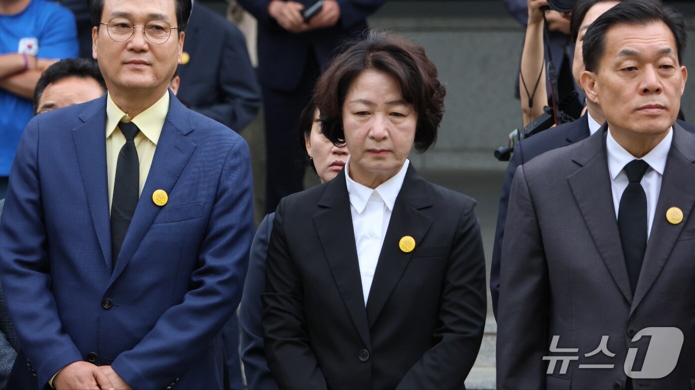 본문 이미지 - 23일 수원연화장에서 열린 노무현 전 대통령 서거 추도식에 참석한 추미애 더불어민주당 경기도지사 후보.(추 캠프 제공. 재판매 및 DB금지)
