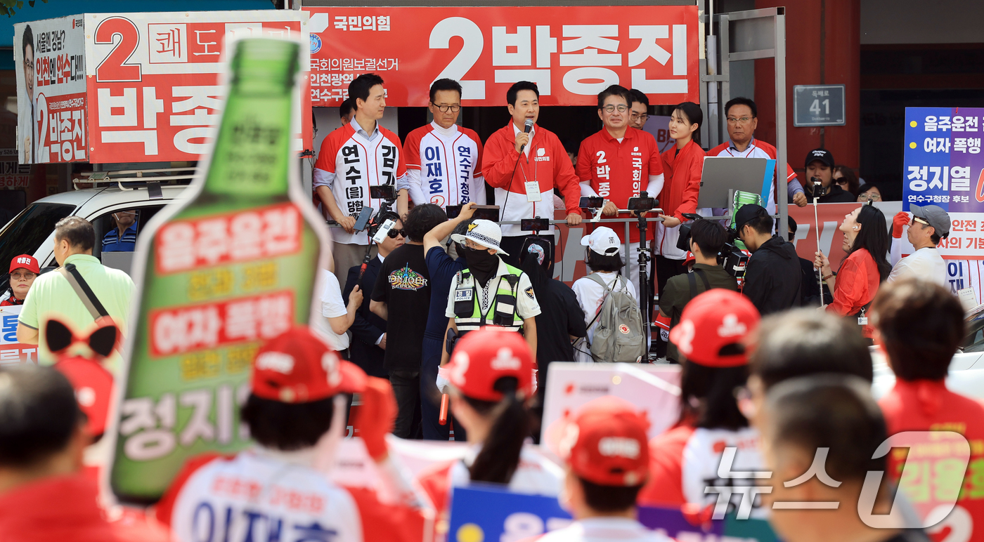 (인천=뉴스1) 이호윤 기자 = 장동혁 국민의힘 대표가 제9회 전국동시지방선거를 열흘 앞둔 24일 인천 연수구 옥련동 일대를 방문해 유권자들에게 지지를 호소하고 있다. 2026.5 …