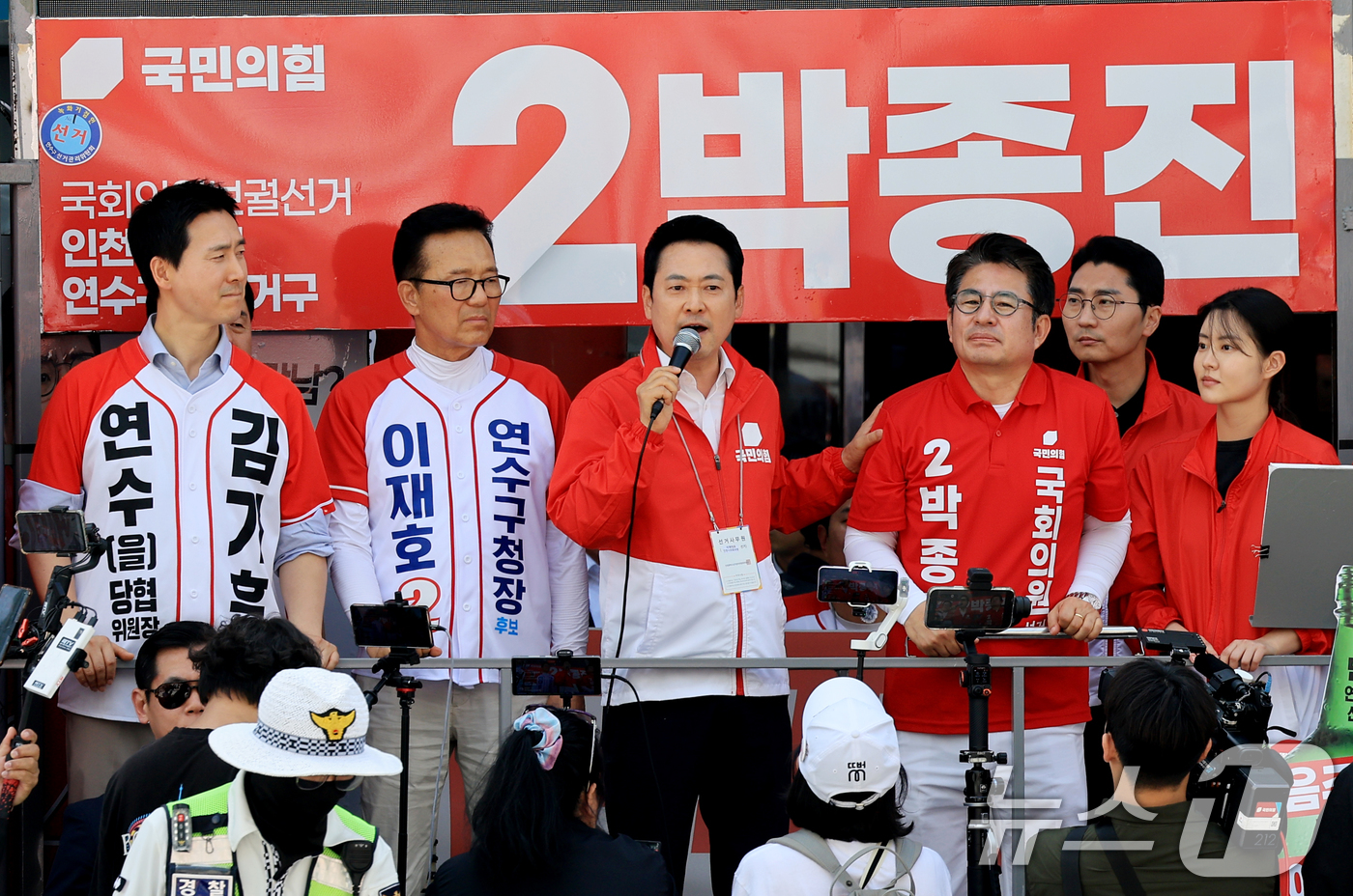 (인천=뉴스1) 이호윤 기자 = 장동혁 국민의힘 대표가 제9회 전국동시지방선거를 열흘 앞둔 24일 인천 연수구 옥련동 일대를 방문해 유권자들에게 지지를 호소하고 있다. 2026.5 …