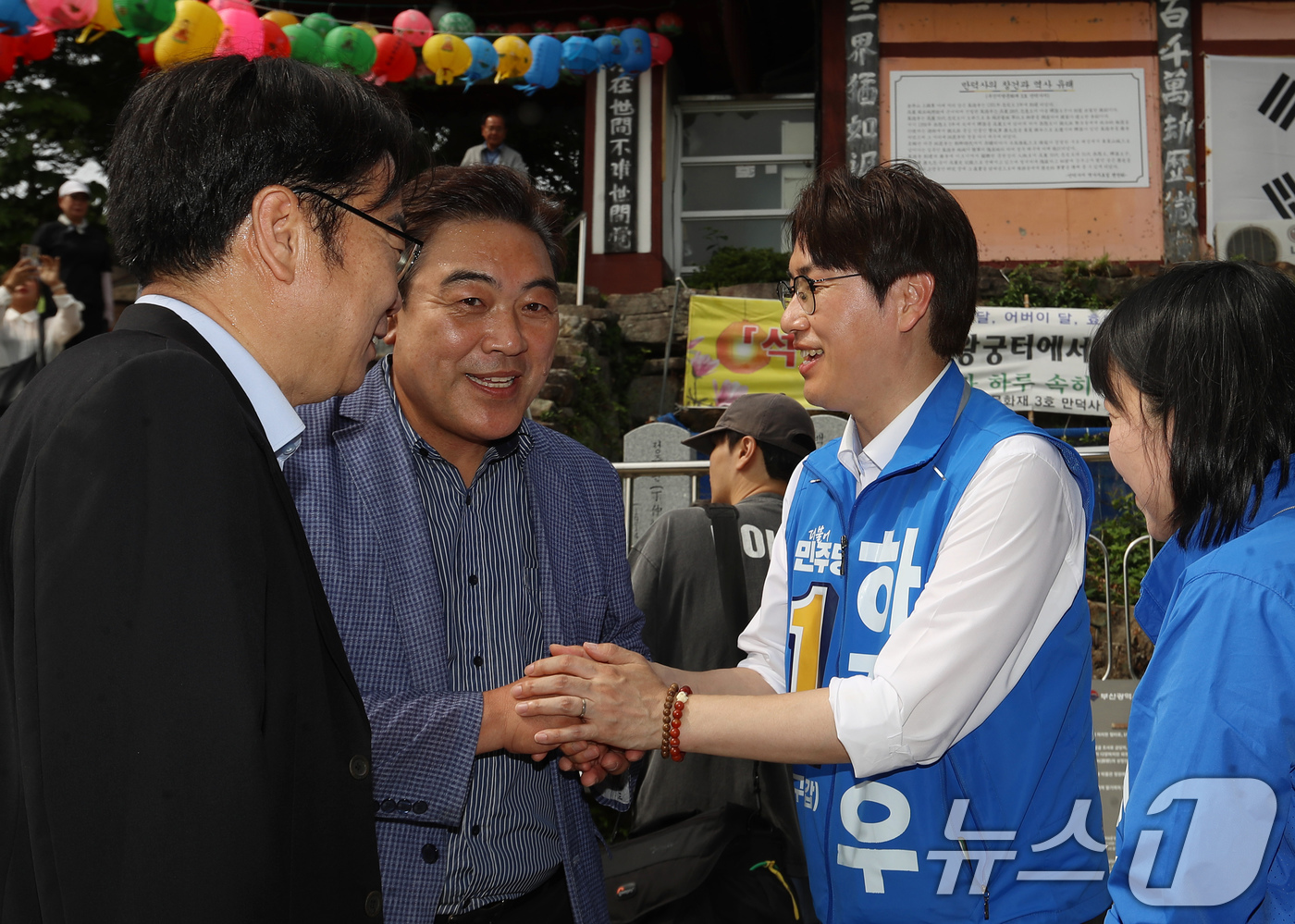 (부산=뉴스1) 윤일지 기자 = 하정우 더불어민주당 부산 북구갑 국회의원 후보와 배우 이원종 씨가 불기 2570년 부처님오신날인 24일 부산 북구 만덕사지를 찾아 인사하고 있다. …