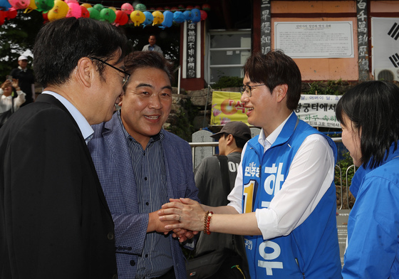 인사하는 하정우 후보와 배우 이원종