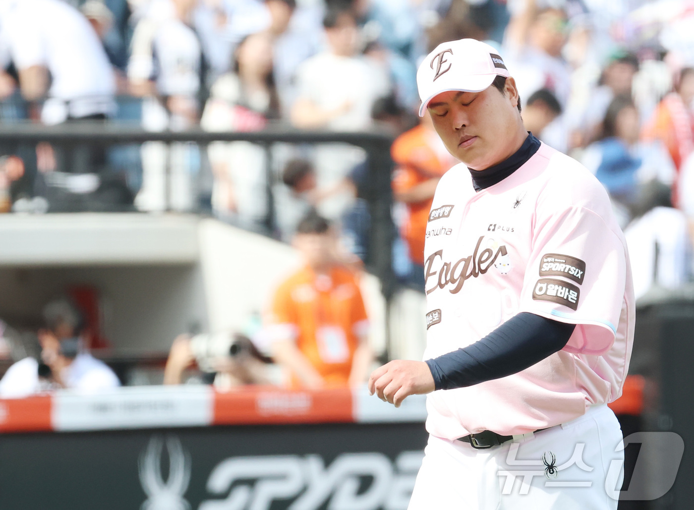 (대전=뉴스1) 김기남 기자 = 24일 대전 한화생명볼파크에서 열린 2026 신한 SOL KBO리그 두산 베어스와와 한화 이글스의 경기에서 한화 류현진이 6회 1실점 후 마운드를 …