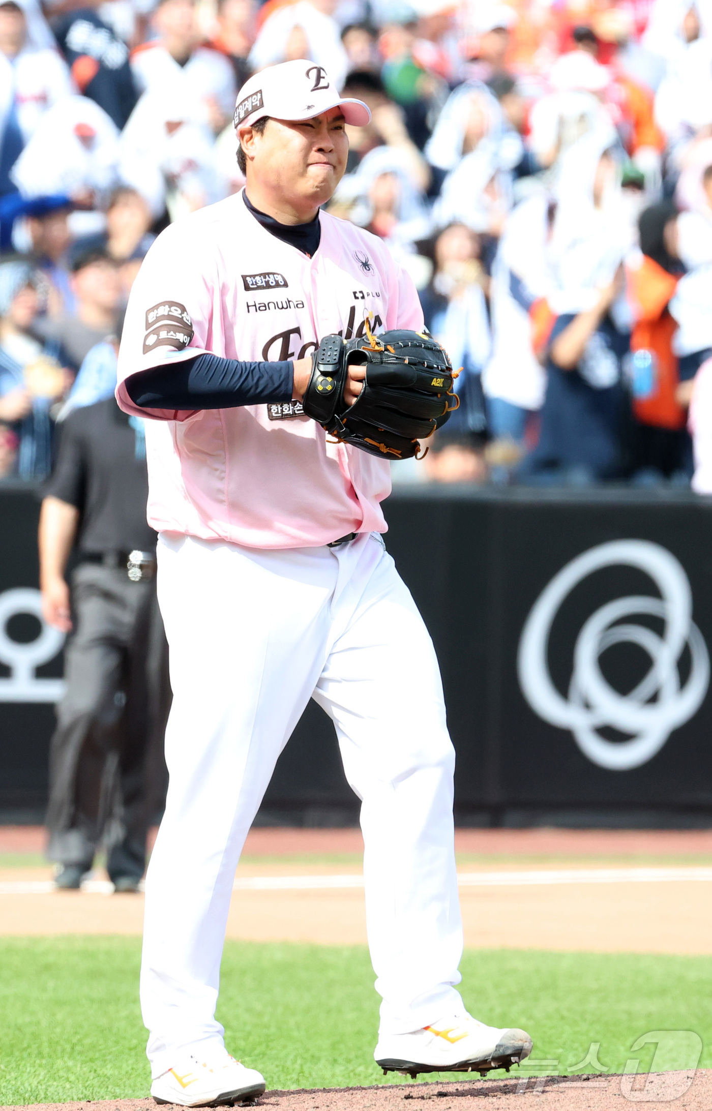 (대전=뉴스1) 김기남 기자 = 24일 대전 한화생명볼파크에서 열린 2026 신한 SOL KBO리그 두산 베어스와와 한화 이글스의 경기에서 한화 류현진이 6회 1실점 후 마운드를 …