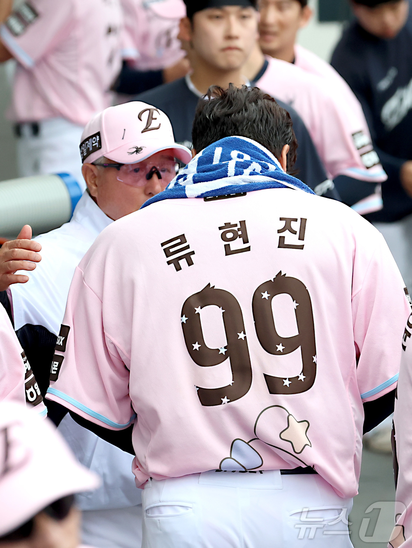 (대전=뉴스1) 김기남 기자 = 24일 대전 한화생명볼파크에서 열린 2026 신한 SOL KBO리그 두산 베어스와와 한화 이글스의 경기에서 한화 류현진이 7회 2실점 후 교체되며 …