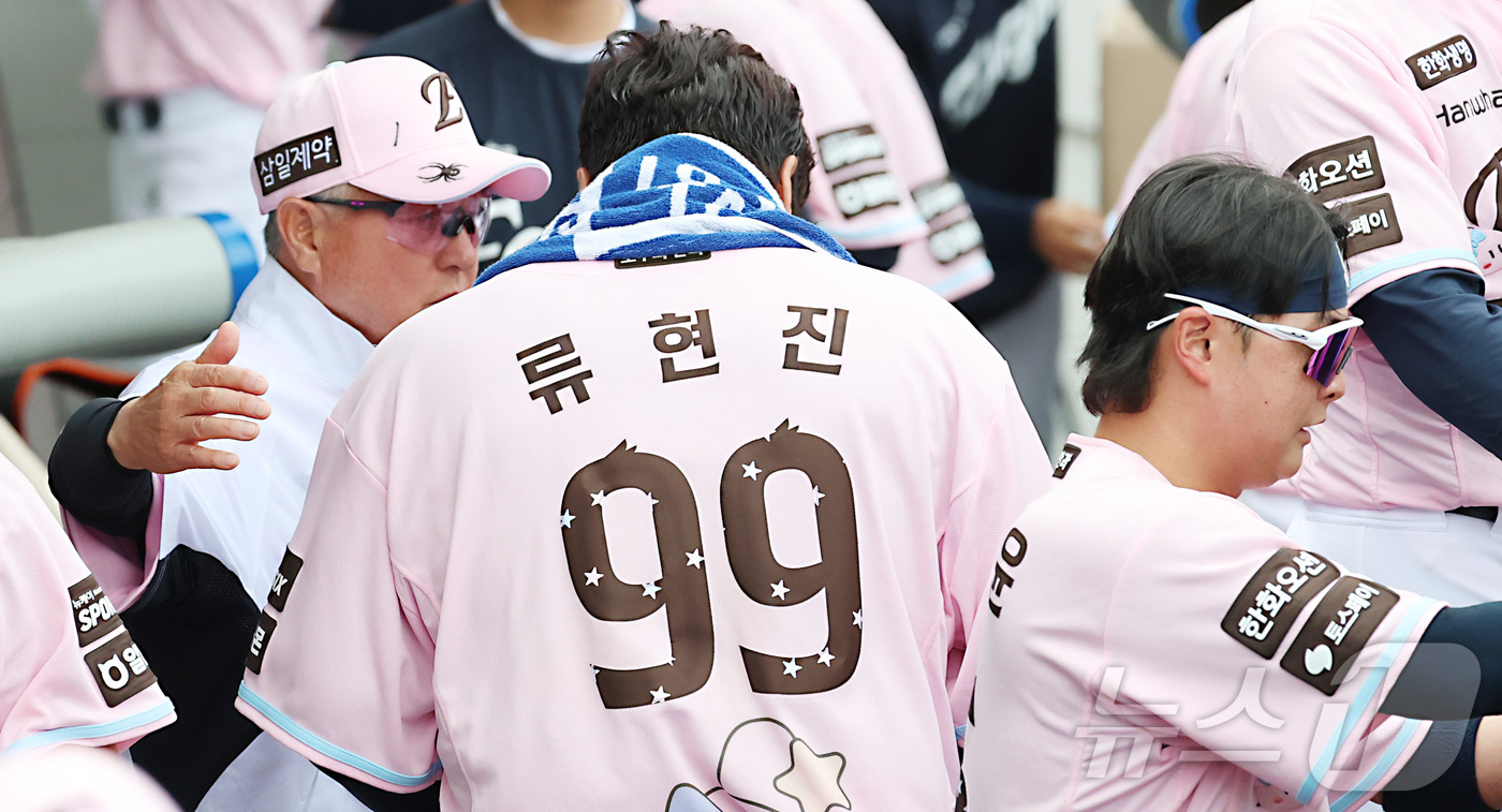(대전=뉴스1) 김기남 기자 = 24일 대전 한화생명볼파크에서 열린 2026 신한 SOL KBO리그 두산 베어스와와 한화 이글스의 경기에서 한화 류현진이 7회 2실점 후 교체되며 …