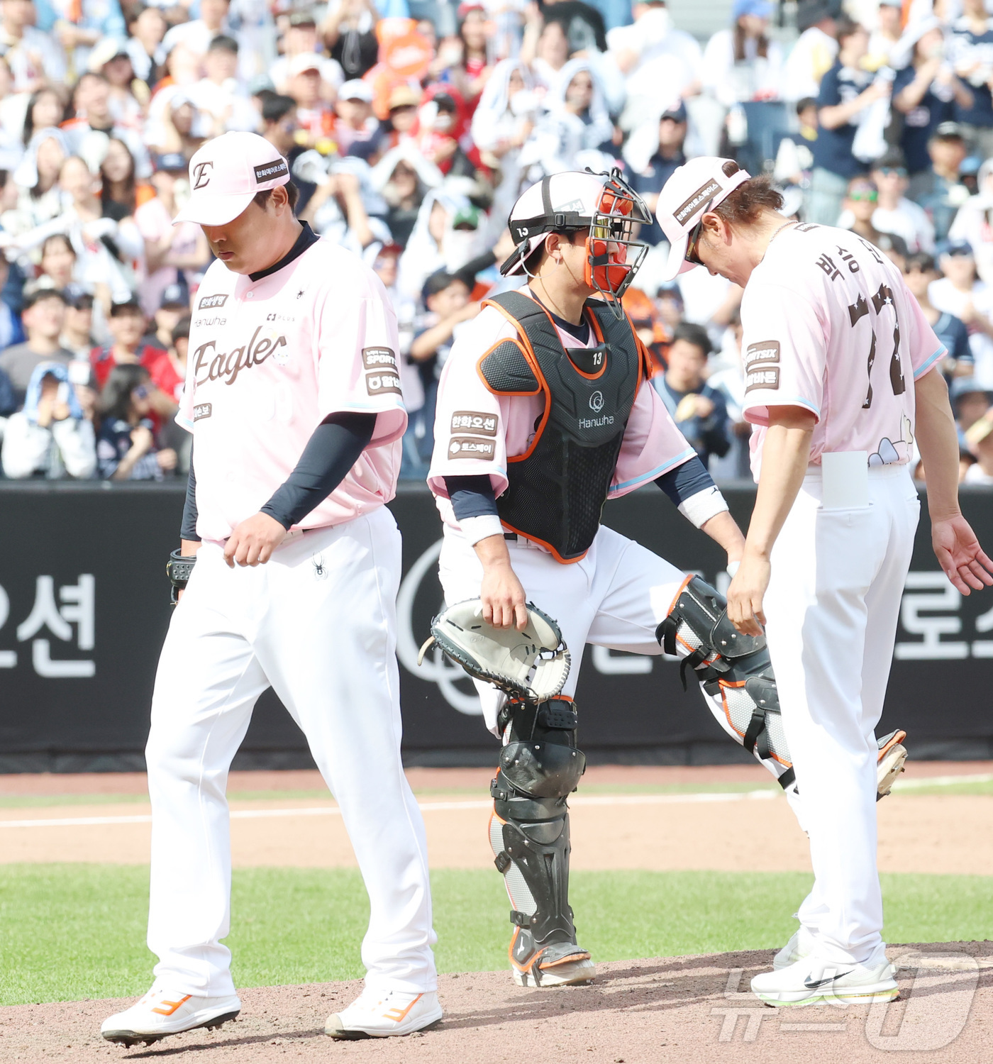 (대전=뉴스1) 김기남 기자 = 24일 대전 한화생명볼파크에서 열린 2026 신한 SOL KBO리그 두산 베어스와와 한화 이글스의 경기에서 한화 류현진이 7회까지 2실점 후 교체되 …