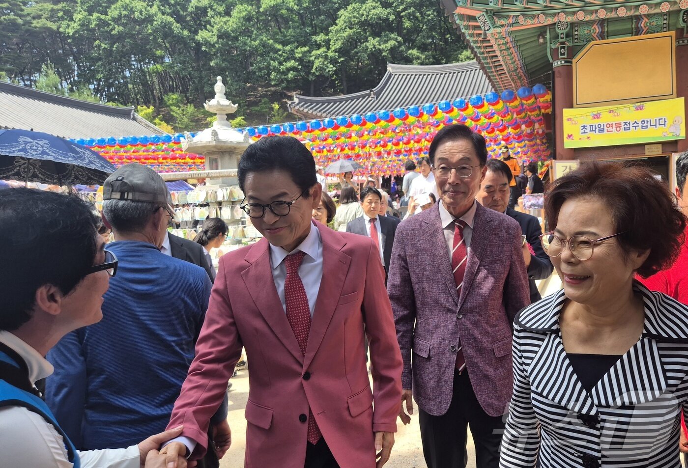 본문 이미지 - 24일 이철우 국민의힘 경북지사 후보와 임종식 경북교육감 후보는 부처님오신날 영천 은해사를 방문했다. ⓒ 뉴스1 김대벽기자