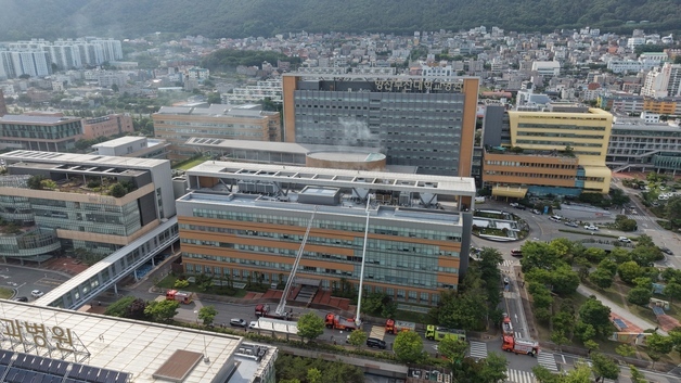 양산 부산대병원 옥상 실외기서 화재…소방당국 17분 만에 초기 진화
