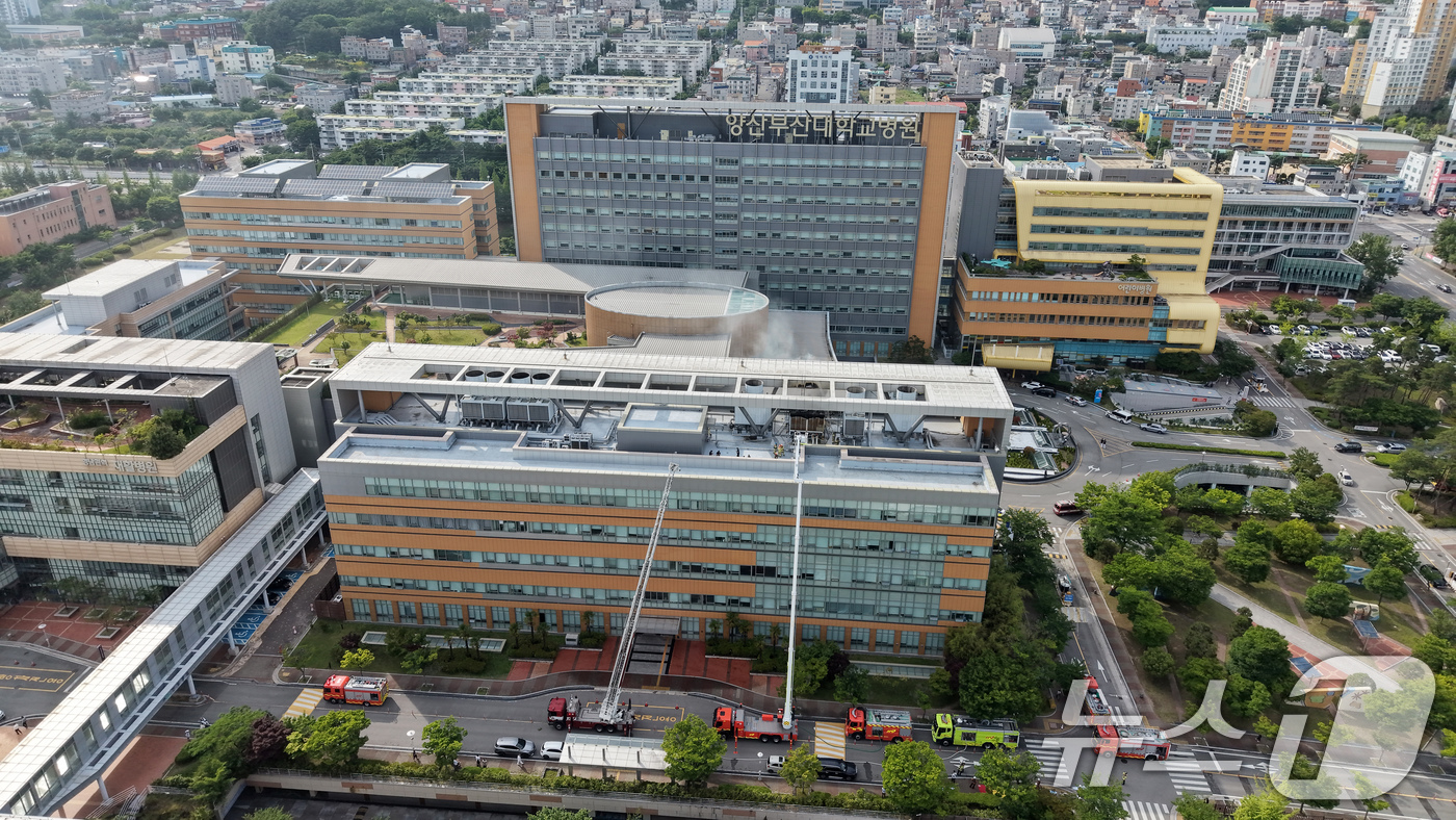 (양산=뉴스1) 윤일지 기자 = 24일 오후 경남 양산 물금읍 양산부산대학교병원 외래진료동 옥상에서 화재가 발생해 소방당국이 진화작업을 벌이고 있다. 2026.5.24/뉴스1