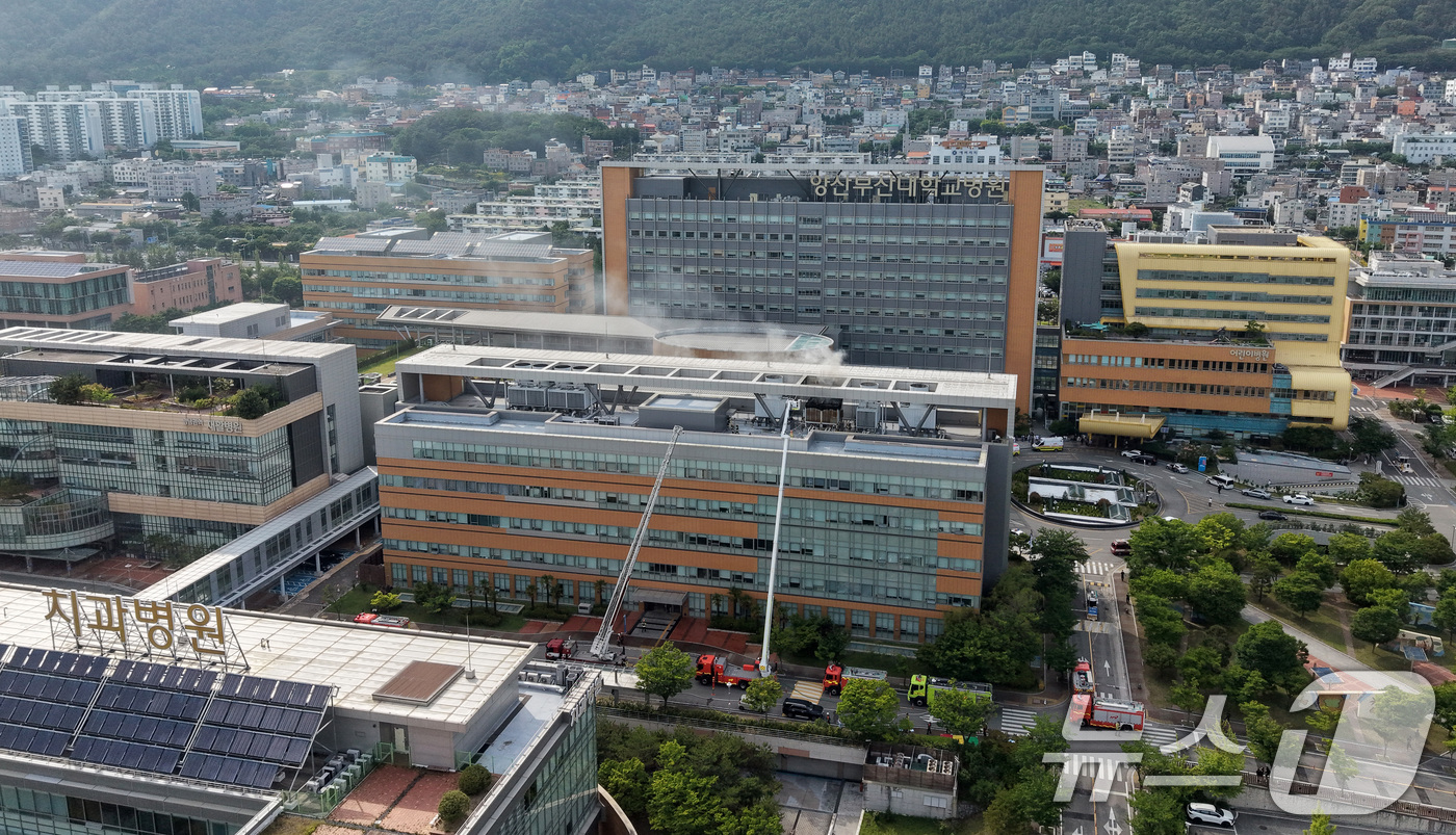 (양산=뉴스1) 윤일지 기자 = 24일 오후 경남 양산 물금읍 양산부산대학교병원 외래진료동 옥상에서 화재가 발생해 소방당국이 진화작업을 벌이고 있다. 2026.5.24/뉴스1