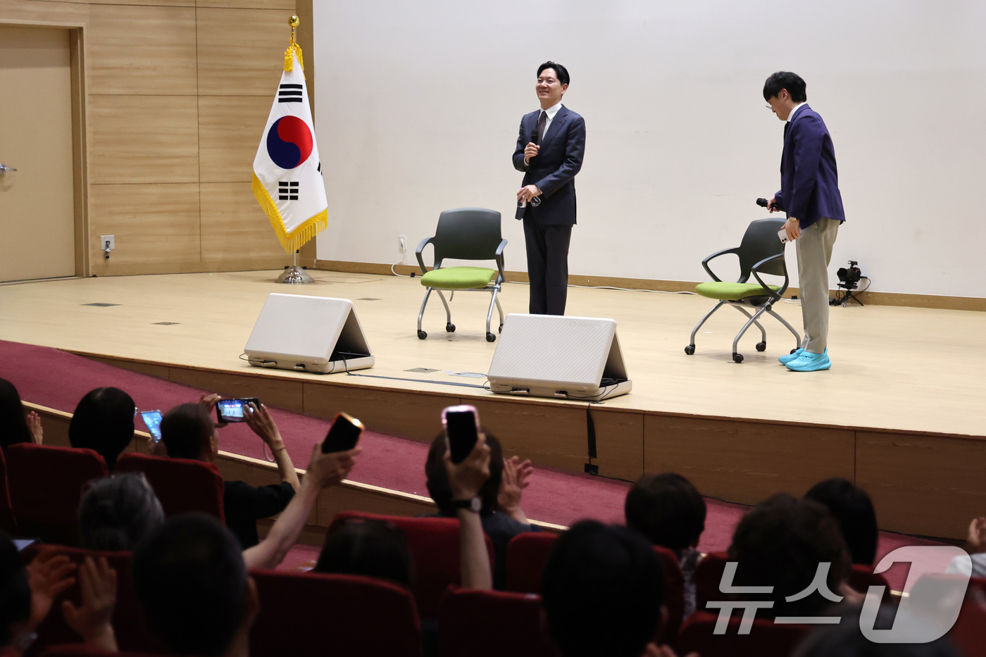 (서울=뉴스1) 신웅수 기자 = 박상용 인천지검 검사가 24일 서울 여의도 국회 의원회관에서 열린 공소취소 찬반 토론회에서 인사하고 있다. 2026.5.24/뉴스1
