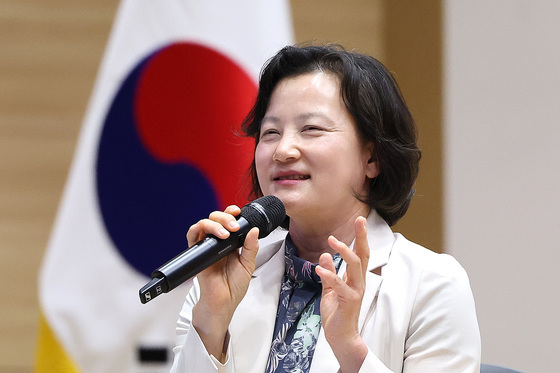 공소취소 입장 밝히는 정유미 검사장