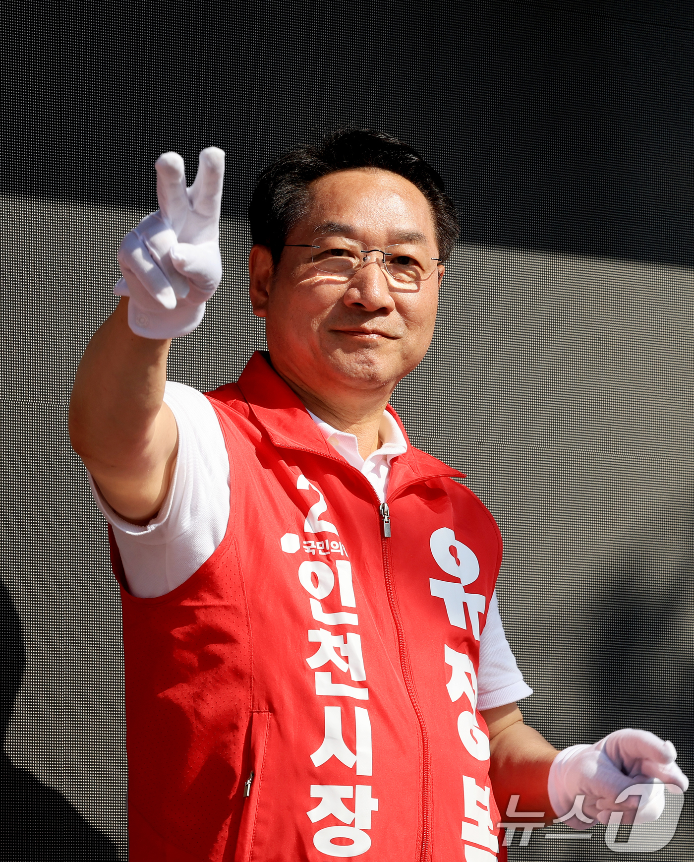 (인천=뉴스1) 이호윤 기자 = 유정복 국민의힘 인천시장 후보가 제9회 전국동시지방선거를 열흘 앞둔 24일 인천 계양구 작전역사거리를 찾아 유권자들에게 지지를 호소하고 있다. 20 …