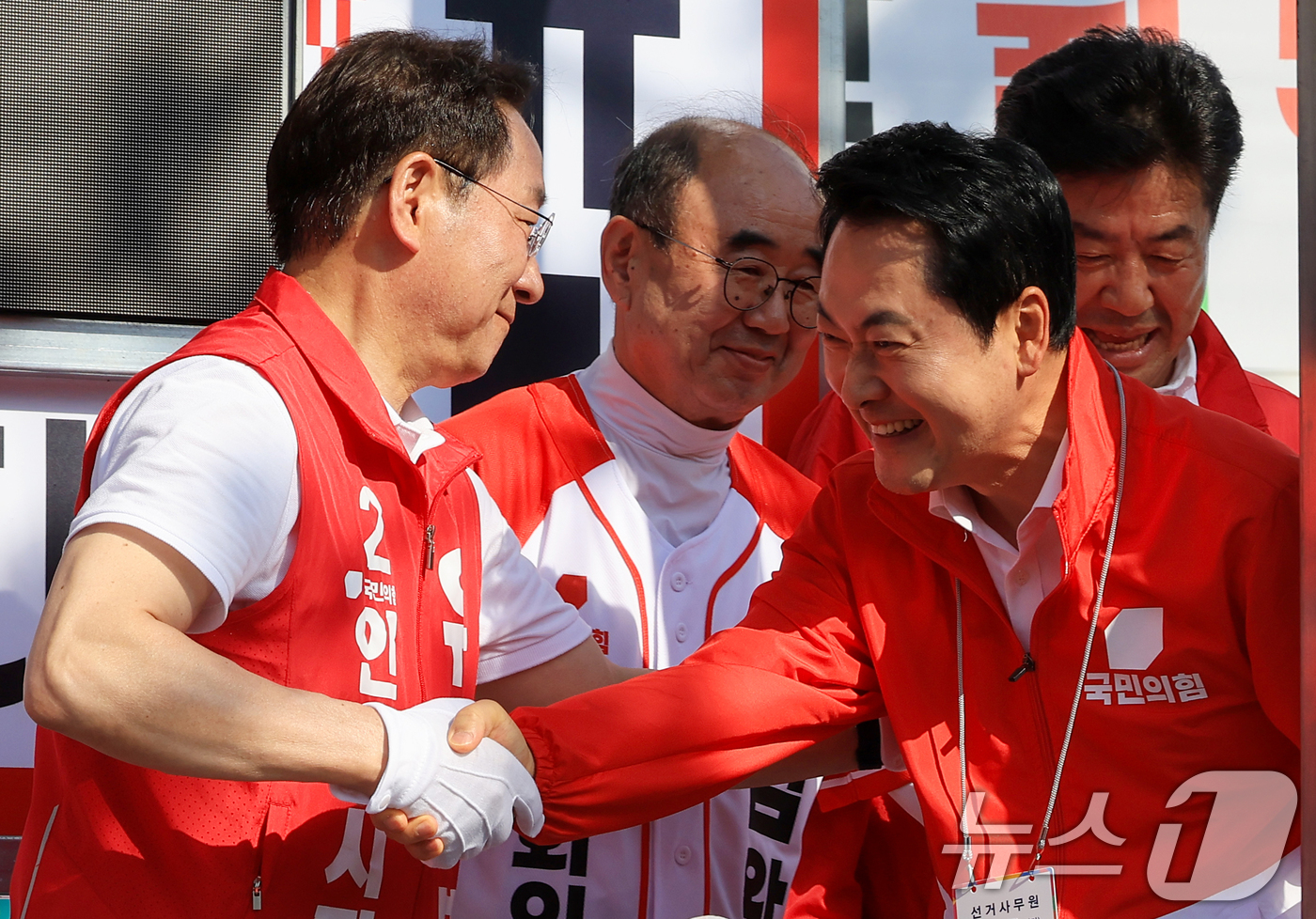 (인천=뉴스1) 이호윤 기자 = 장동혁 국민의힘 대표와 유정복 국민의힘 인천시장 후보가 제9회 전국동시지방선거를 열흘 앞둔 24일 인천 계양구 작전역사거리 유세현장을 찾아 인사를 …