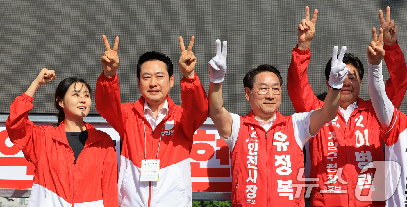 (인천=뉴스1) 이호윤 기자 = 장동혁 국민의힘 대표와 유정복 인천시장 후보가 제9회 전국동시지방선거를 열흘 앞둔 24일 인천 계양구 작전역사거리를 찾아 유권자들에게 지지를 호소하 …
