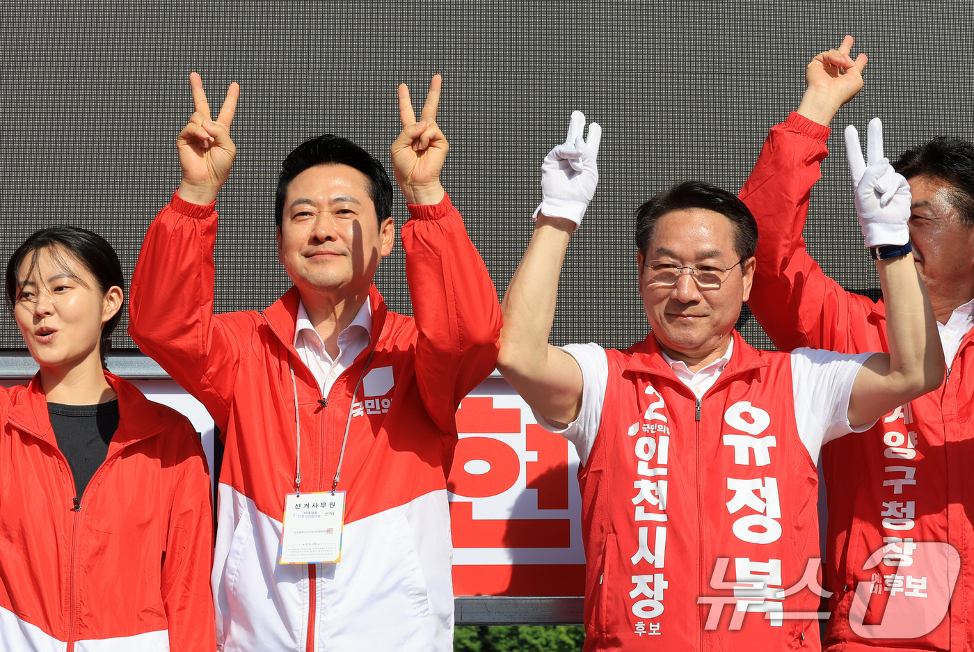 (인천=뉴스1) 이호윤 기자 = 장동혁 국민의힘 대표와 유정복 인천시장 후보가 제9회 전국동시지방선거를 열흘 앞둔 24일 인천 계양구 작전역사거리를 찾아 유권자들에게 지지를 호소하 …