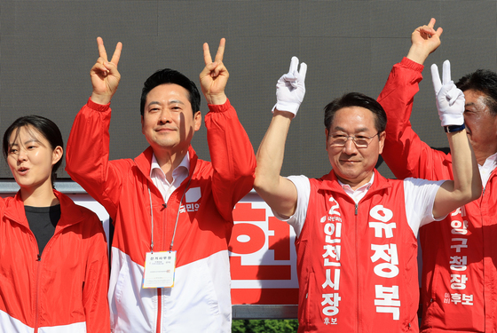 유권자들에게 지지호소하는 장동혁·유정복