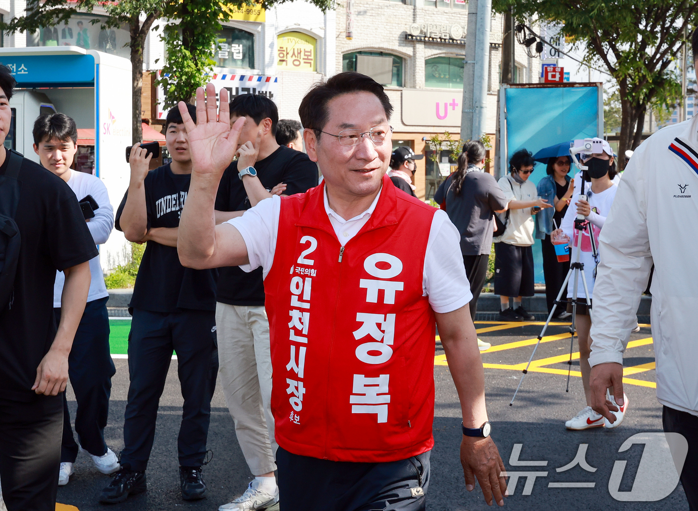 (인천=뉴스1) 이호윤 기자 = 유정복 국민의힘 인천시장 후보가 제9회 전국동시지방선거를 열흘 앞둔 24일 인천 계양구 작전역사거리를 찾아 지지자들을 향해 인사를 하고 있다. 20 …