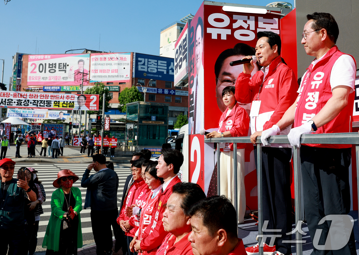 (인천=뉴스1) 이호윤 기자 = 장동혁 국민의힘 대표가 제9회 전국동시지방선거를 열흘 앞둔 24일 인천 계양구 작전역사거리를 찾아 유권자들을 향해 유정복 인천시장 후보 지지를 호소 …
