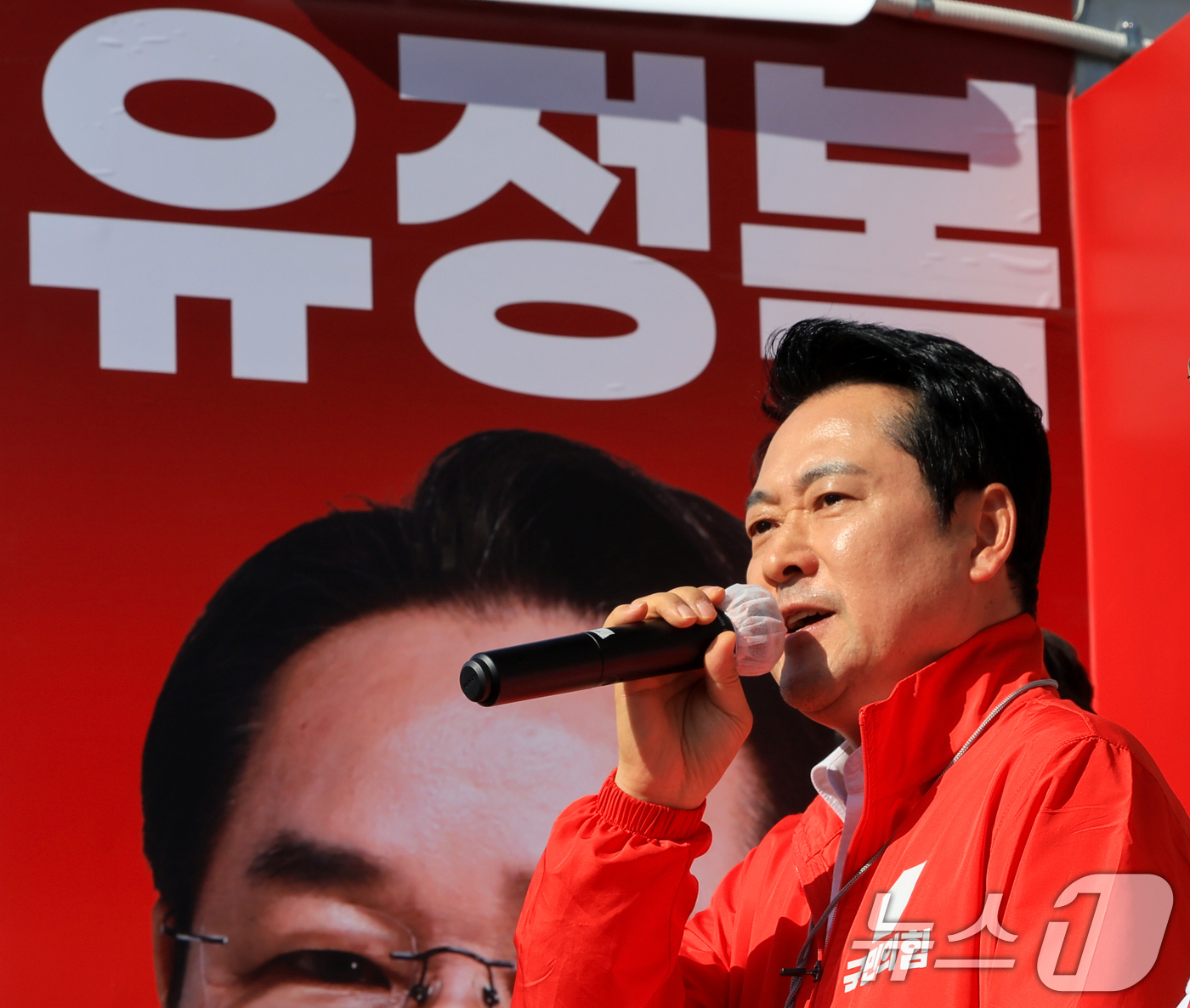 (인천=뉴스1) 이호윤 기자 = 장동혁 국민의힘 대표가 제9회 전국동시지방선거를 열흘 앞둔 24일 인천 계양구 작전역사거리를 찾아 유권자들을 향해 유정복 인천시장 후보 지지를 호소 …