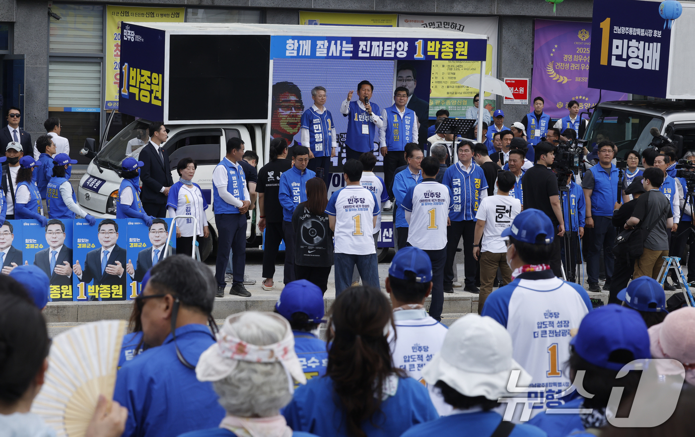 (담양=뉴스1) 김태성 기자 = 정청래 더불어민주당 대표가 24일 오후 전남 담양군 버스터미널 앞에서 민형배 전남광주특별시장 후보, 박종원 담양군수 후보와 함께 지지를 호소하고 있 …