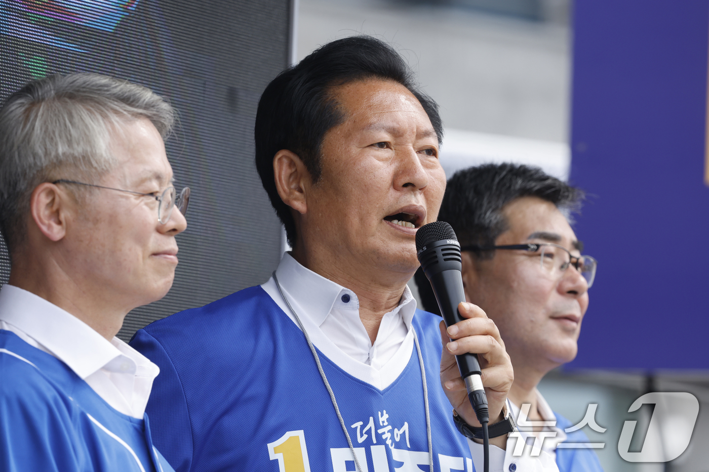 (담양=뉴스1) 김태성 기자 = 정청래 더불어민주당 대표가 24일 오후 전남 담양군 버스터미널 앞에서 민형배 전남광주특별시장 후보, 박종원 담양군수후보와 함께 지지를 호소하고 있다 …