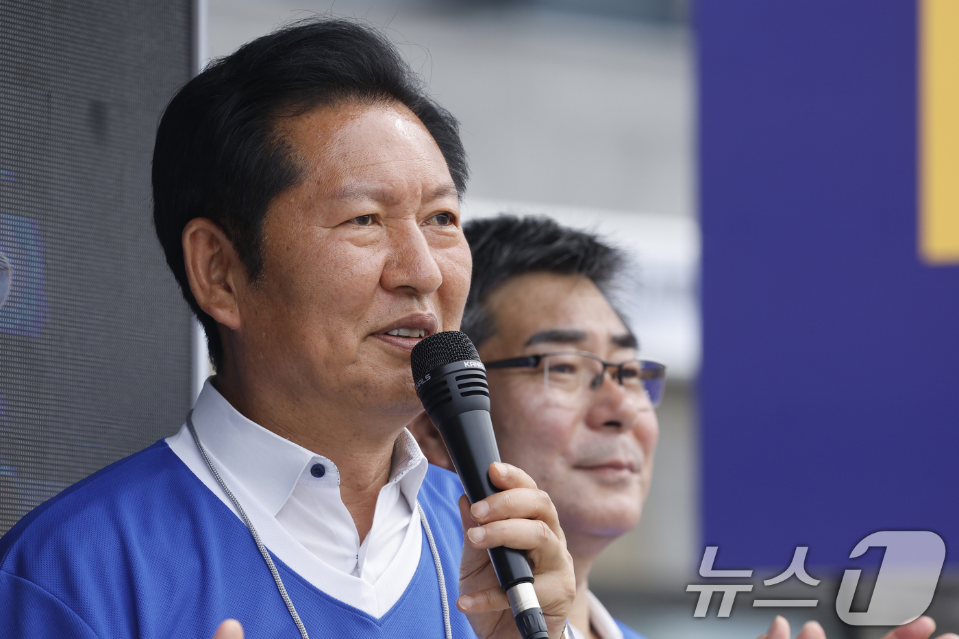 (담양=뉴스1) 김태성 기자 = 정청래 더불어민주당 대표가 24일 오후 전남 담양군 버스터미널 앞에서 민형배 전남광주특별시장 후보, 박종원 담양군수후보와 함께 지지를 호소하고 있다 …