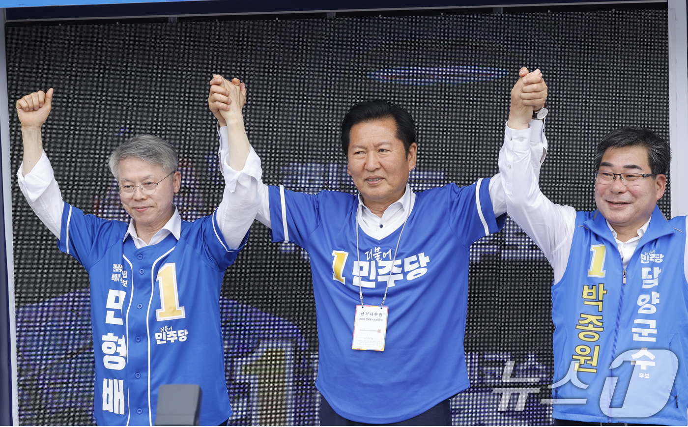 (담양=뉴스1) 김태성 기자 = 정청래 더불어민주당 대표가 24일 오후 전남 담양군 버스터미널 앞에서 민형배 전남광주특별시장 후보, 박종원 담양군수 후보와 함께 지지를 호소하고 있 …
