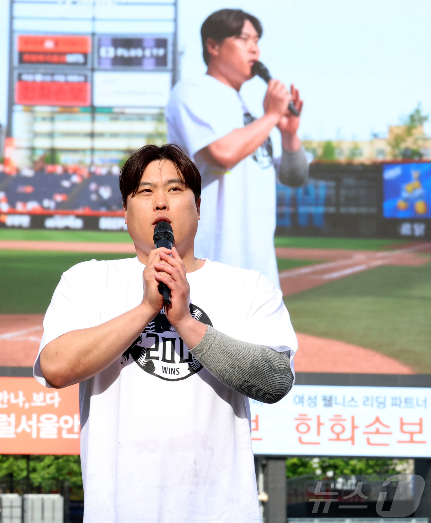 (대전=뉴스1) 김기남 기자 = 한화이글스 류현진이 24일 대전 한화생명볼파크에서 열린 2026 신한 SOL KBO리그 두산 베어스와의 경기에서 승리하며 KBO·MLB 통산 200 …