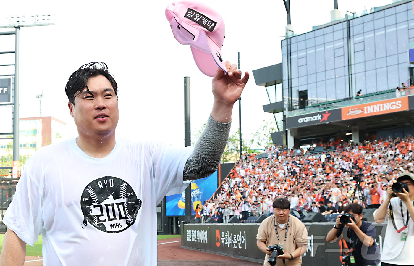 (대전=뉴스1) 김기남 기자 = 한화이글스 류현진이 24일 대전 한화생명볼파크에서 열린 2026 신한 SOL KBO리그 두산 베어스와의 경기에서 승리하며 KBO·MLB 통산 200 …