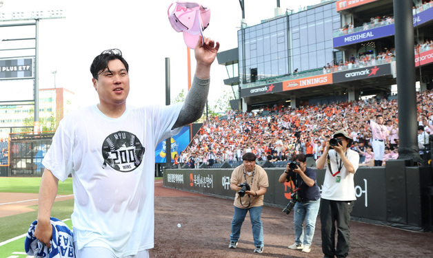 KBO·MLB 통산 200승,  팬들에게 인사하는 류현진
