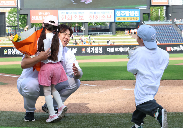 KBO·MLB 통산 200승 축하받는 류현진