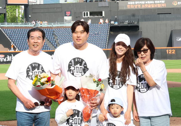 KBO·MLB 통산 200승, 가족들과 기념 촬영하는 류현진