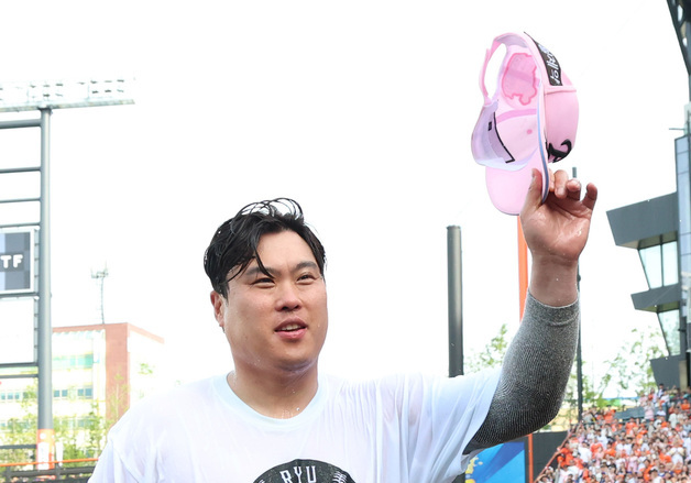 '한미 통산 200승' 류현진 "송진우 선배님 210승에 도전할 것"