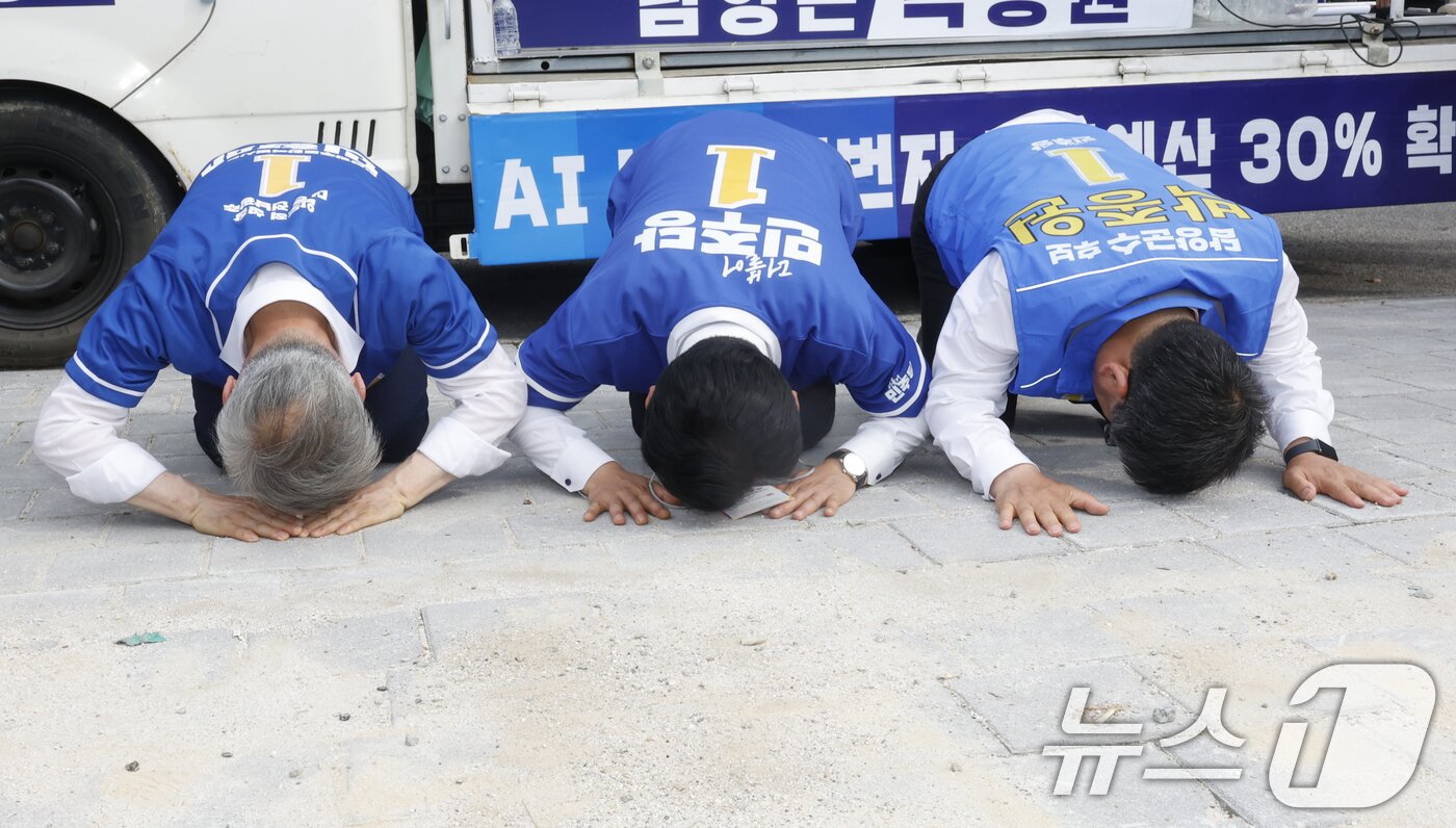 본문 이미지 - 정청래 더불어민주당 대표가 24일 오후 전남 담양군 버스터미널 앞에서 민형배 전남광주특별시장 후보, 박종원 담양군수 후보와 함께 큰절을 올리며 지지를 호소하고 있다. 2026.5.24 ⓒ 뉴스1 김태성 기자