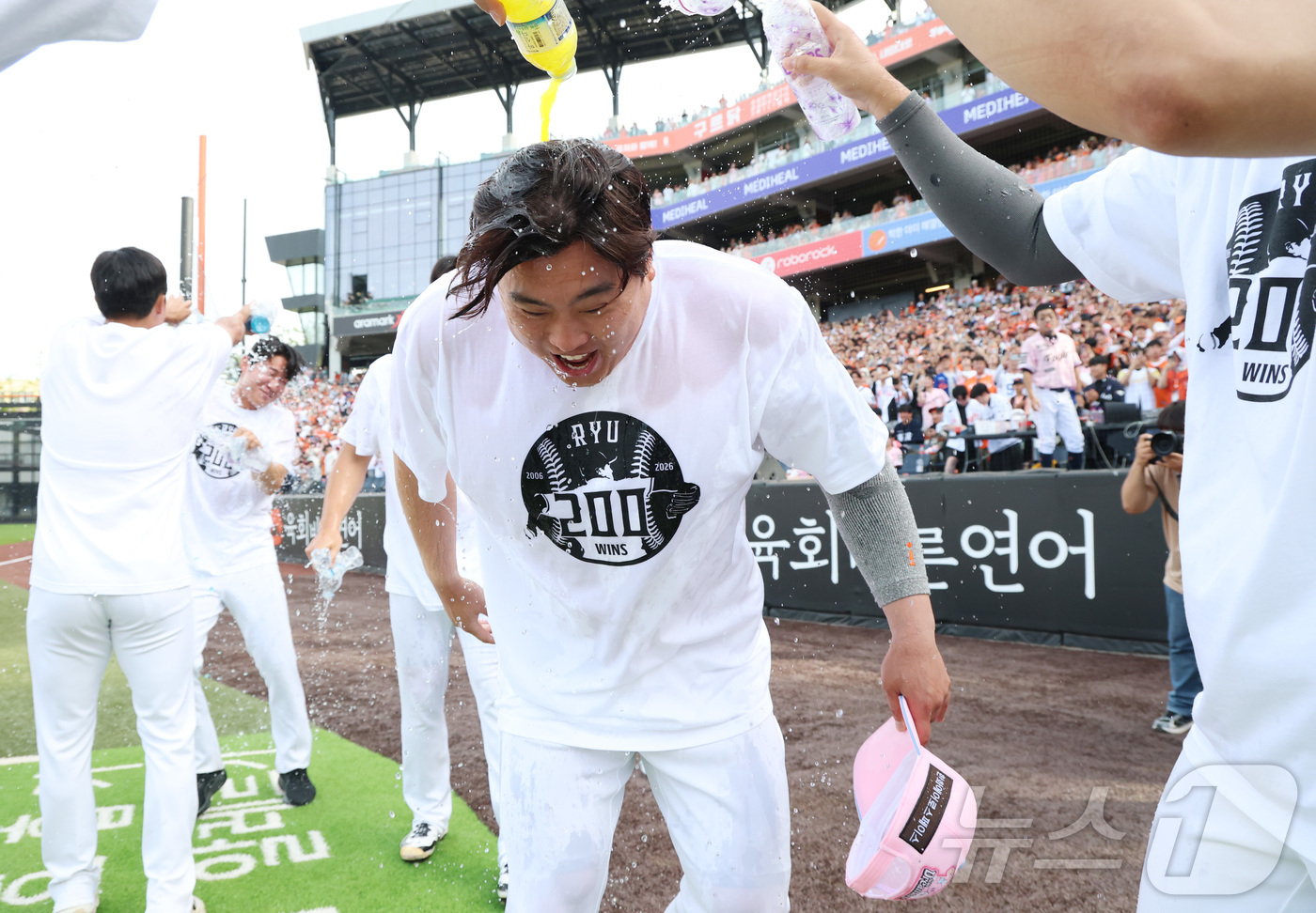 (대전=뉴스1) 김기남 기자 = 한화이글스 류현진이 24일 대전 한화생명볼파크에서 열린 2026 신한 SOL KBO리그 두산 베어스와의 경기에서 승리하며 KBO·MLB 통산 200 …