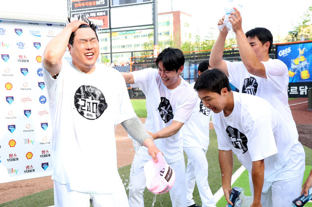 KBO·MLB 통산 200승, 축하받는 류현진