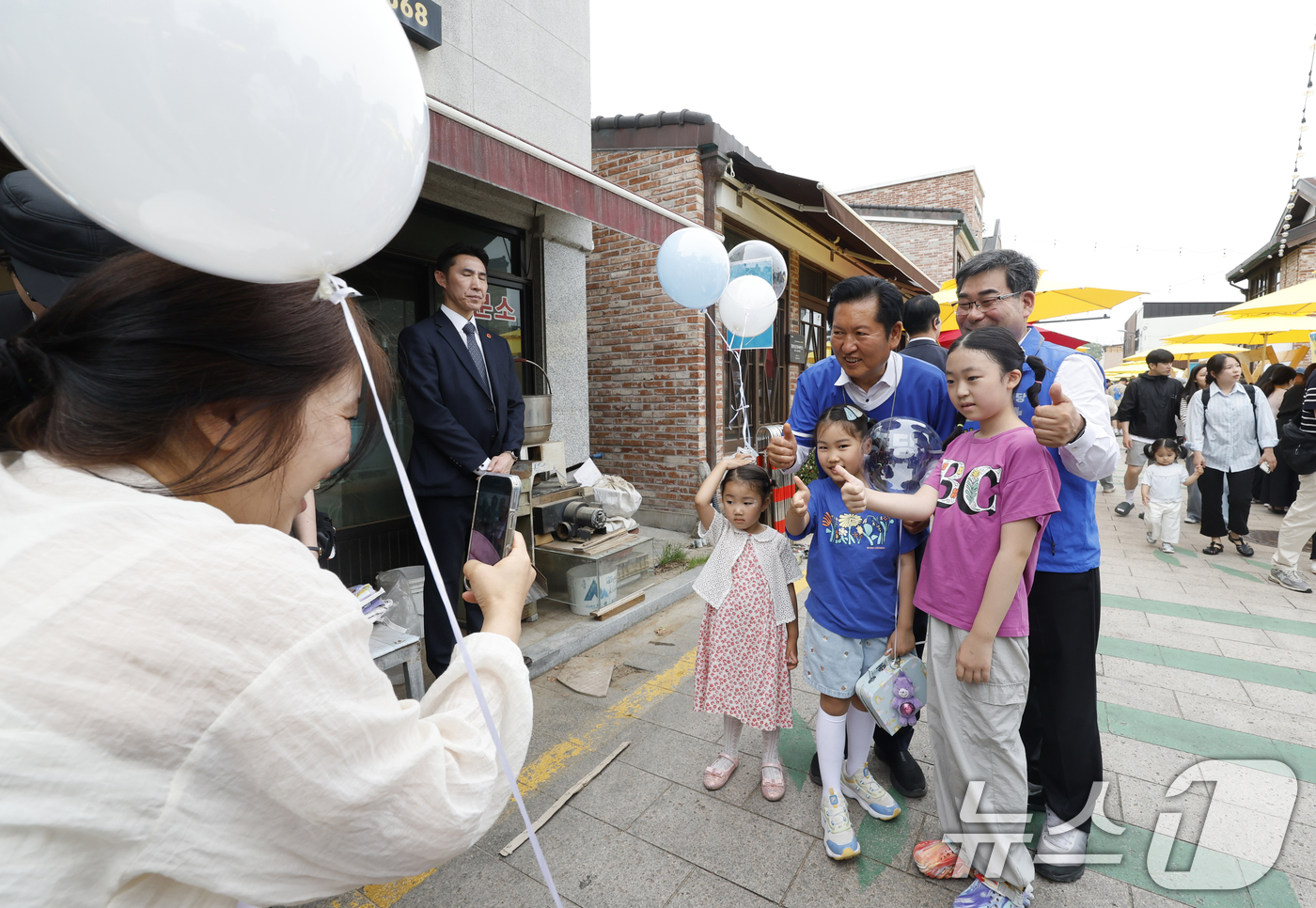 (담양=뉴스1) 김태성 기자 = 정청래 더불어민주당 대표가 24일 오후 전남 담양시장 야시장 월담을 찾아 어린이들과 기념 촬영을 하고 있다.  2026.5.24/뉴스1