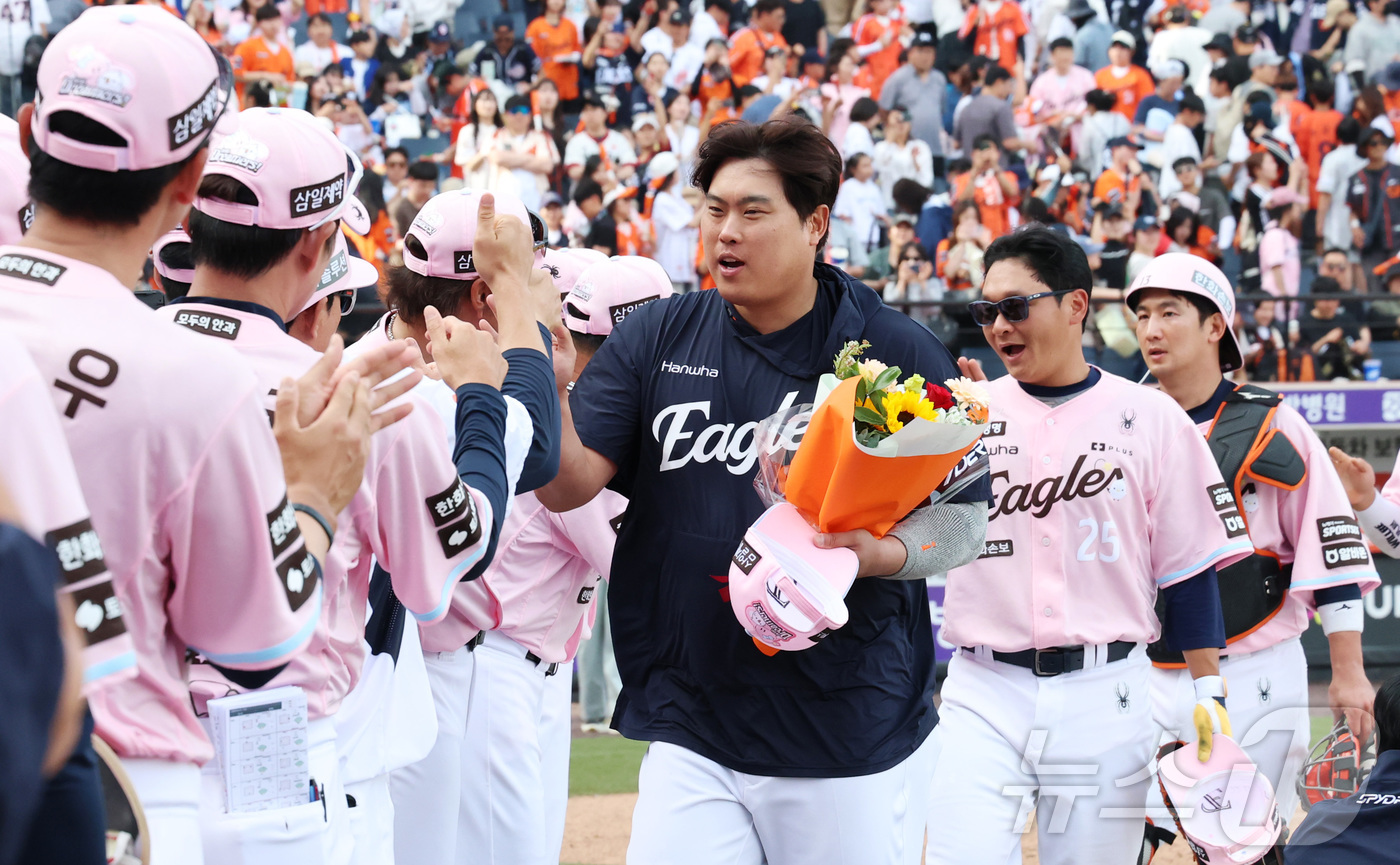(대전=뉴스1) 김기남 기자 = 한화이글스 류현진이 24일 대전 한화생명볼파크에서 열린 2026 신한 SOL KBO리그 두산 베어스와의 경기에서 승리 투수가 되며 KBO·MLB 통 …