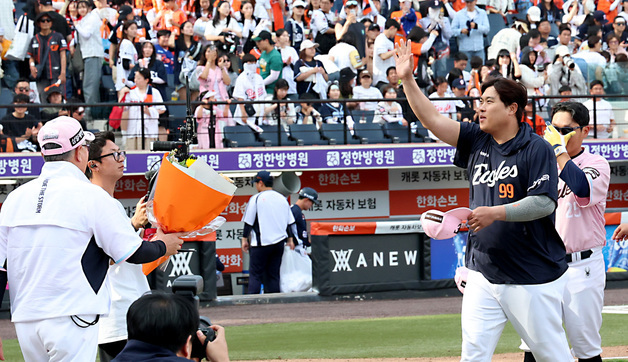 KBO·MLB 통산 200승, 인사하는 류현진